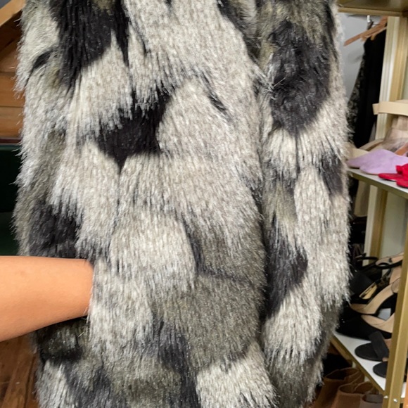 Steve Madden Faux Fur Vest - Picture 6 of 7